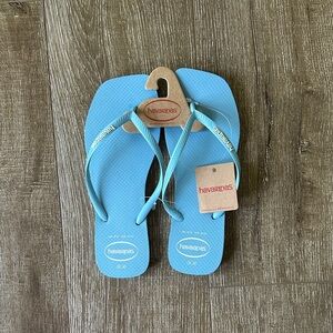 NWT Havaianas Slim Square Logo Flip Flops size 9/10 Lavender Blue